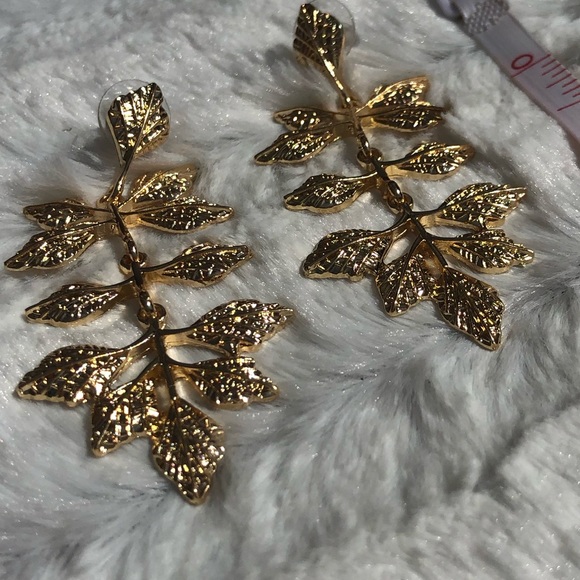 Gold colored leaf style dropped earrings - Picture 3 of 4